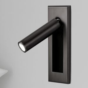 Wbudowana lampa ścienna przy łóżku