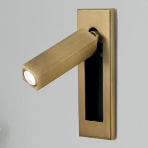 Wbudowana lampa ścienna przy łóżku